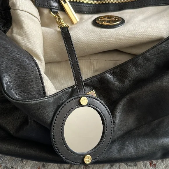 Tory Burch Hobo Bag with detachable mirror and charm. NEVER USED!!!!! 🔥🔥♥️♥️♥️